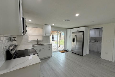 House in New Port Richey, Florida 3 bedrooms, 111.48 sq.m. № 2220714 - photo 5