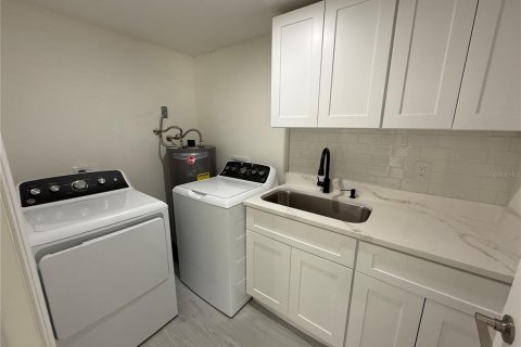 House in New Port Richey, Florida 3 bedrooms, 111.48 sq.m. № 2220714 - photo 13