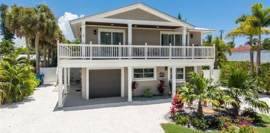 House in Holmes Beach, Florida 4 bedrooms, 200.02 sq.m. № 2197652