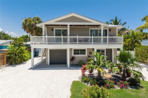 House in Holmes Beach, Florida 4 bedrooms, 200.02 sq.m. № 2197652 - photo 2