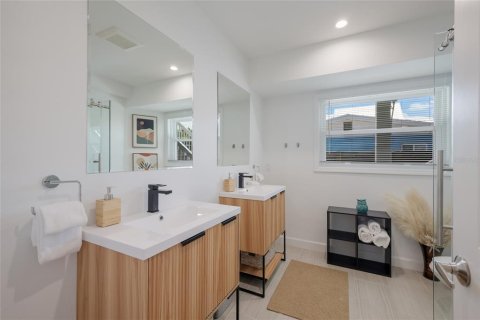 House in Holmes Beach, Florida 4 bedrooms, 200.02 sq.m. № 2197652 - photo 13