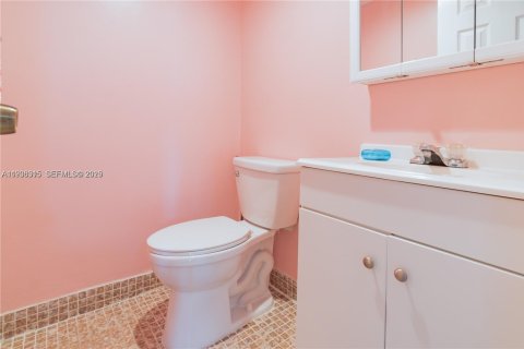 Condo in Miami, Florida, 1 bedroom  № 1994323 - photo 7