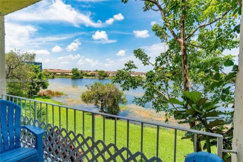 Condo in Miami, Florida, 1 bedroom  № 1994323 - photo 12