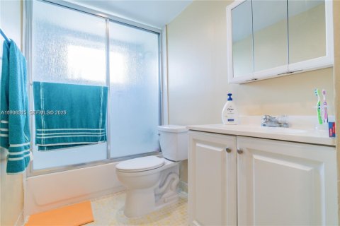 Condo in Miami, Florida, 1 bedroom  № 1994323 - photo 10