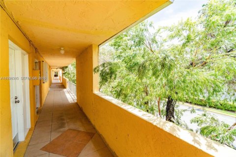 Condo in Miami, Florida, 1 bedroom  № 1994323 - photo 14