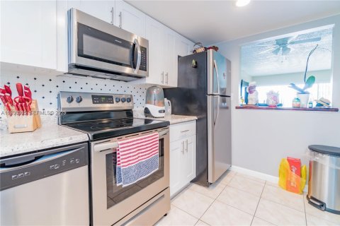 Condo in Miami, Florida, 1 bedroom  № 1994323 - photo 6