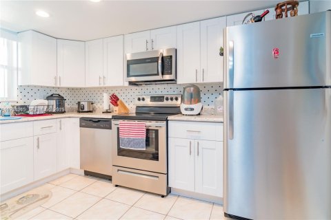 Condo in Miami, Florida, 1 bedroom  № 1994323 - photo 5