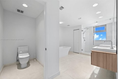 Condo in North Miami Beach, Florida, 2 bedrooms  № 1788870 - photo 19