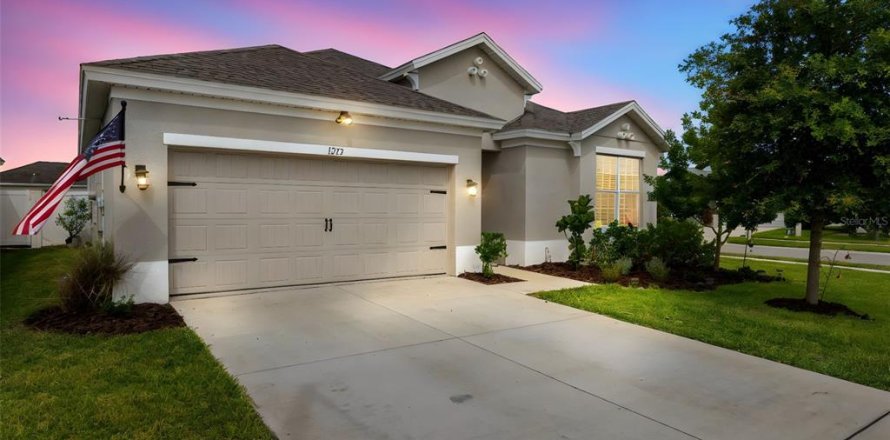 House in Spring Hill, Florida 4 bedrooms, 202.99 sq.m. № 1919400