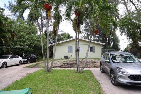 House in Miami, Florida 6 bedrooms, 221.11 sq.m. № 1953343 - photo 25