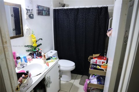 House in Miami, Florida 6 bedrooms, 221.11 sq.m. № 1953343 - photo 17