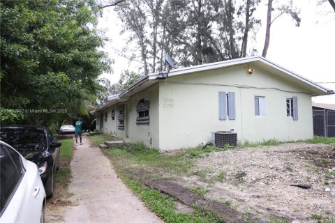 House in Miami, Florida 6 bedrooms, 221.11 sq.m. № 1953343 - photo 24