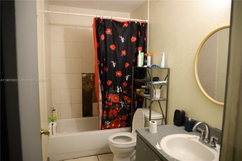 House in Miami, Florida 6 bedrooms, 221.11 sq.m. № 1953343 - photo 7