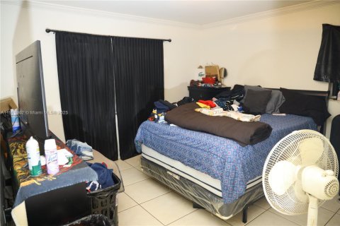 House in Miami, Florida 6 bedrooms, 221.11 sq.m. № 1953343 - photo 21