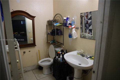 House in Miami, Florida 6 bedrooms, 221.11 sq.m. № 1953343 - photo 2