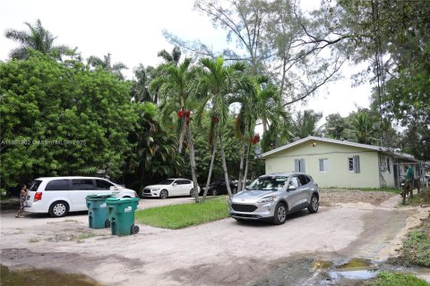 House in Miami, Florida 6 bedrooms, 221.11 sq.m. № 1953343 - photo 26