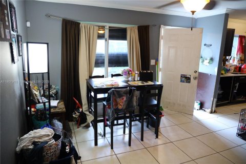 House in Miami, Florida 6 bedrooms, 221.11 sq.m. № 1953343 - photo 18