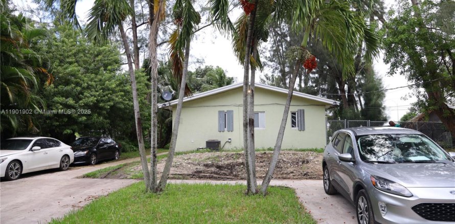 House in Miami, Florida 6 bedrooms, 221.11 sq.m. № 1953343