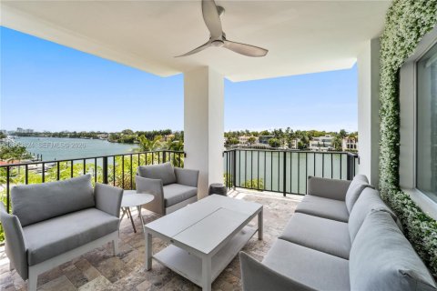 Condo in Miami Beach, Florida, 3 bedrooms № 2153274 - photo 1