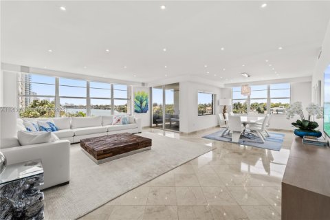 Condo in Miami Beach, Florida, 3 bedrooms № 2153274 - photo 3