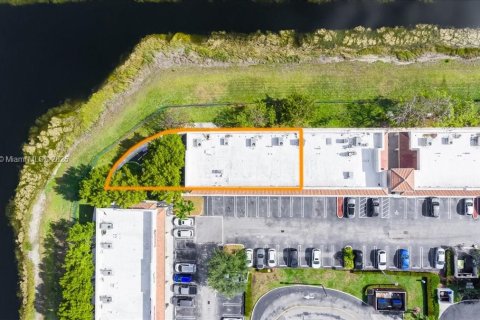 Propiedad comercial en venta en Kendall, Florida № 1993366 - foto 26