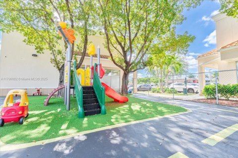 Propiedad comercial en venta en Kendall, Florida № 1993366 - foto 6