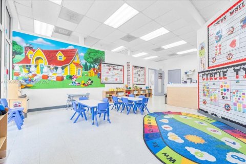 Propiedad comercial en venta en Kendall, Florida № 1993366 - foto 2