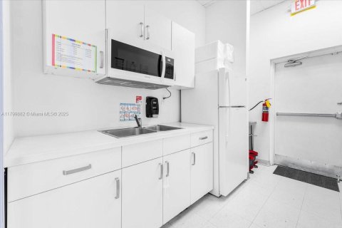 Propiedad comercial en venta en Kendall, Florida № 1993366 - foto 25