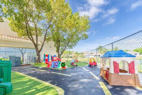 Propiedad comercial en venta en Kendall, Florida № 1993366 - foto 8