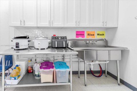 Propiedad comercial en venta en Kendall, Florida № 1993366 - foto 22