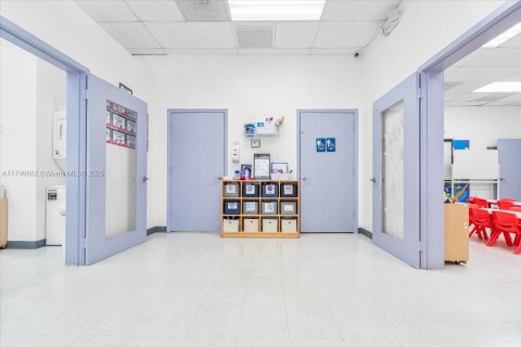 Propiedad comercial en venta en Kendall, Florida № 1993366 - foto 19