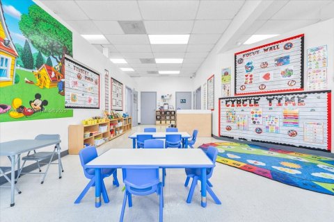 Propiedad comercial en venta en Kendall, Florida № 1993366 - foto 3