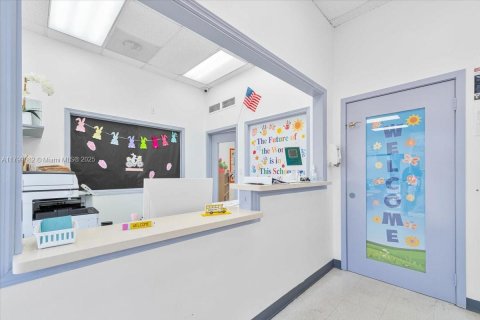 Propiedad comercial en venta en Kendall, Florida № 1993366 - foto 24