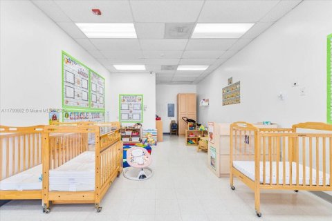 Propiedad comercial en venta en Kendall, Florida № 1993366 - foto 18