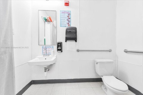 Propiedad comercial en venta en Kendall, Florida № 1993366 - foto 20