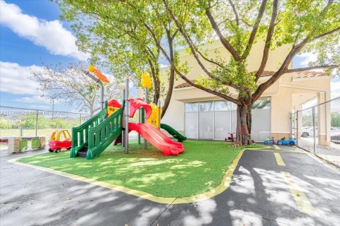 Propiedad comercial en venta en Kendall, Florida № 1993366 - foto 7