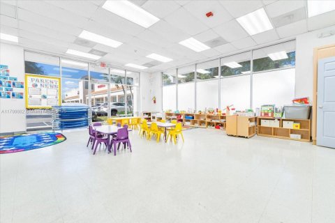 Propiedad comercial en venta en Kendall, Florida № 1993366 - foto 12
