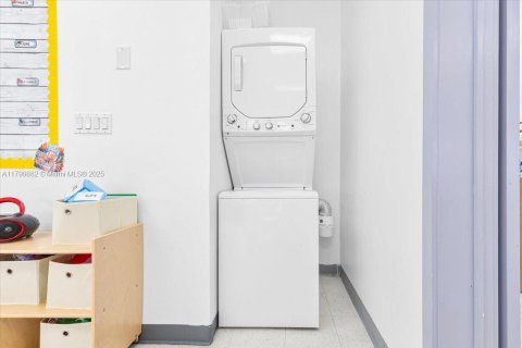 Propiedad comercial en venta en Kendall, Florida № 1993366 - foto 23