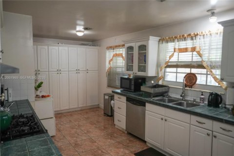 House in Miami, Florida 3 bedrooms, 176.33 sq.m. № 2074388 - photo 6