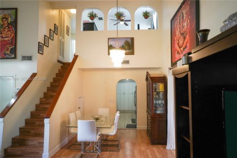 House in Miami, Florida 3 bedrooms, 176.33 sq.m. № 2074388 - photo 3