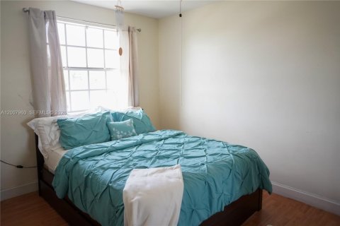 House in Miami, Florida 3 bedrooms, 176.33 sq.m. № 2074388 - photo 12