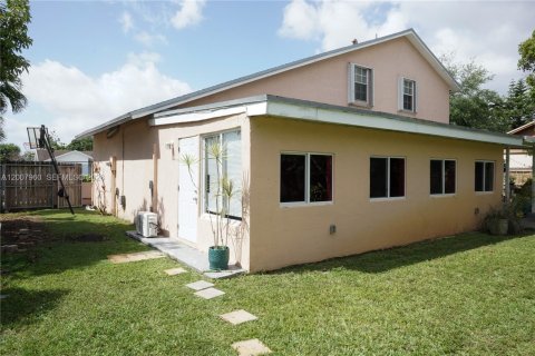 House in Miami, Florida 3 bedrooms, 176.33 sq.m. № 2074388 - photo 18
