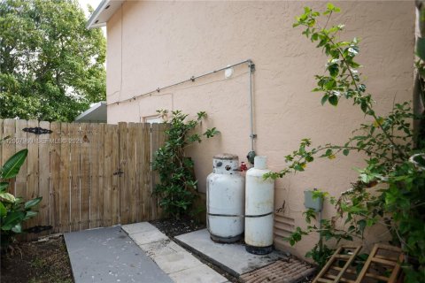 House in Miami, Florida 3 bedrooms, 176.33 sq.m. № 2074388 - photo 19