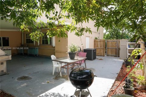 House in Miami, Florida 3 bedrooms, 176.33 sq.m. № 2074388 - photo 17
