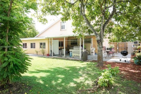 House in Miami, Florida 3 bedrooms, 176.33 sq.m. № 2074388 - photo 15