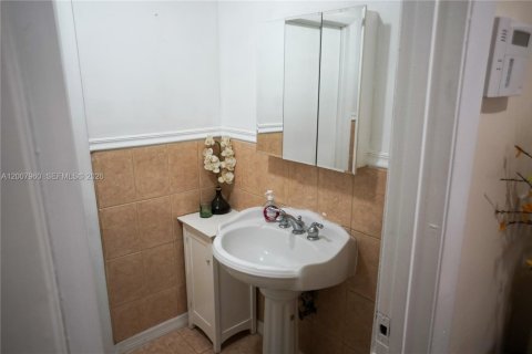 House in Miami, Florida 3 bedrooms, 176.33 sq.m. № 2074388 - photo 8
