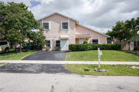 House in Miami, Florida 3 bedrooms, 176.33 sq.m. № 2074388