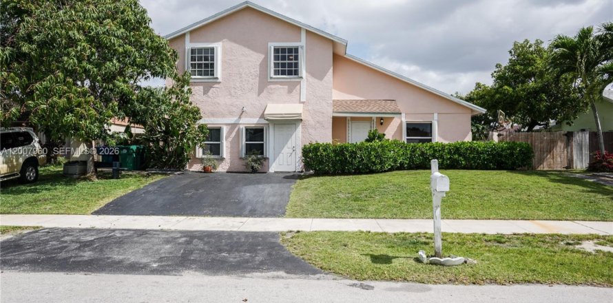 House in Miami, Florida 3 bedrooms, 176.33 sq.m. № 2074388