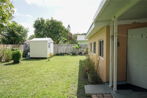House in Miami, Florida 3 bedrooms, 176.33 sq.m. № 2074388 - photo 16