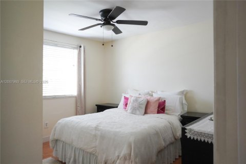 House in Miami, Florida 3 bedrooms, 176.33 sq.m. № 2074388 - photo 14